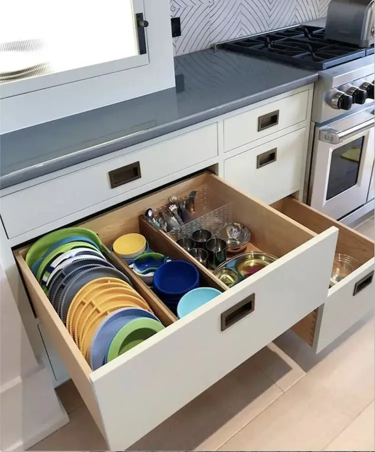 Store Kids’ Plates in Drawers