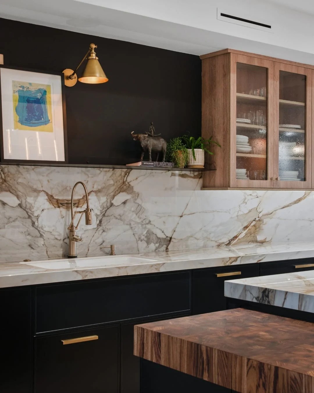 Pair Marble with Dark Walls